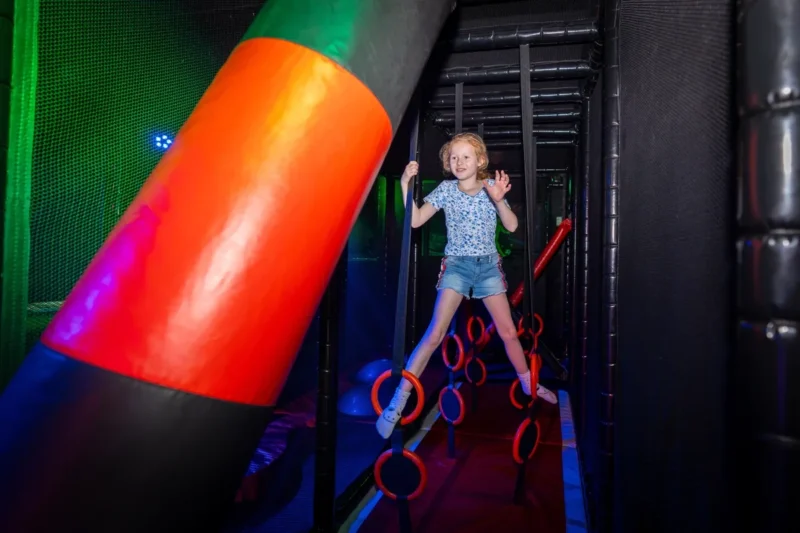 Klimmen in de activiteitenhal bij Landal Warsberg
