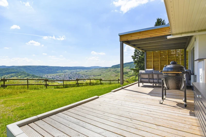 Bungalowterras met uitzicht over het dal bij Landal Mont Royal