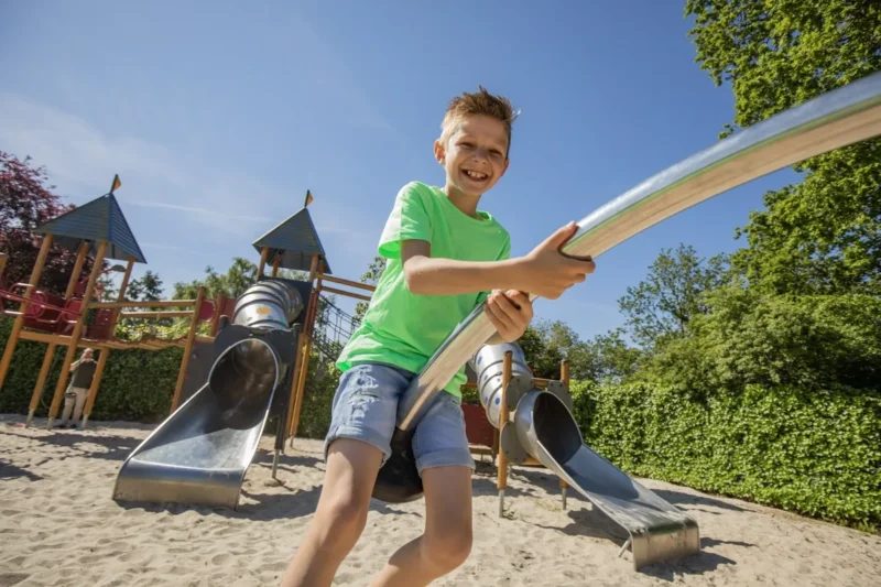 Spelen in de speeltuin bij Landal Mont Royal