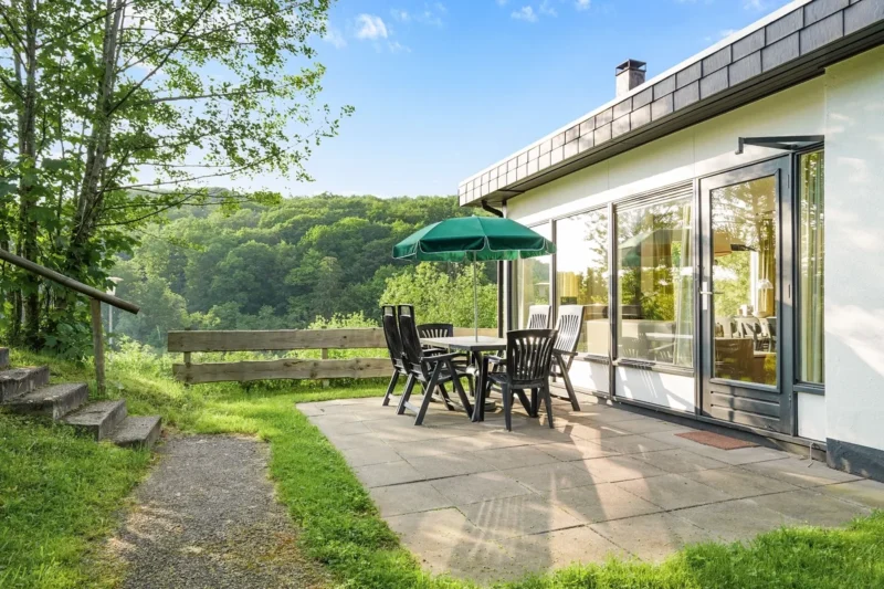 Bungalow met eigen terras bij Landal Wirfttal