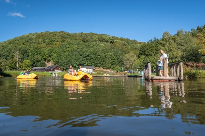 Waterfietsen op de recreatieplas bij Landal Wirfttal