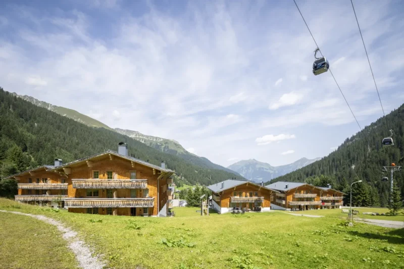 Appartementengebouwen onder de bergbaan bij Landal Hochmontafon