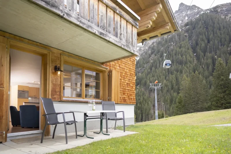 Terras met uitzicht op de bergen bij Landal Hochmontafon