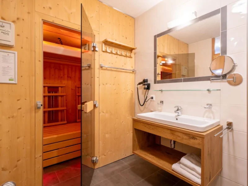Badkamer met sauna in een accommodatie bij Landal Brandnertal