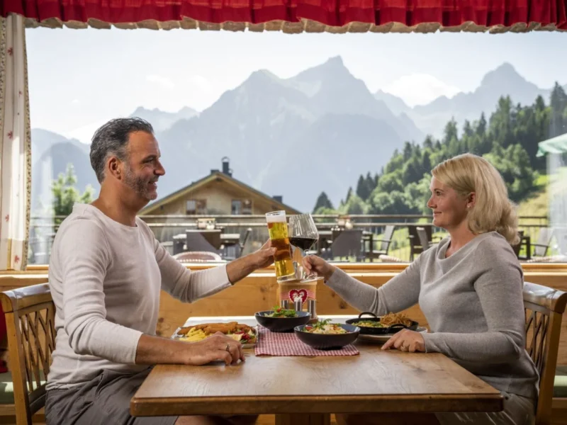 Eten op het terras met bergzicht bij Landal Brandnertal