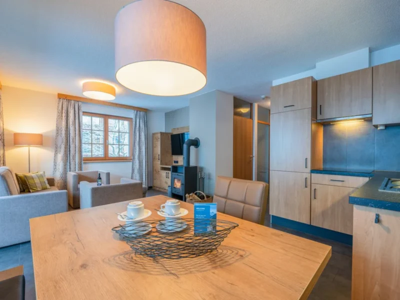 Keuken en eethoek van een appartement bij Landal Brandnertal