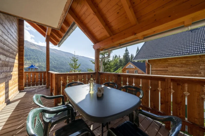 Overdekt balkon met bergzicht bij Landal Katschberg