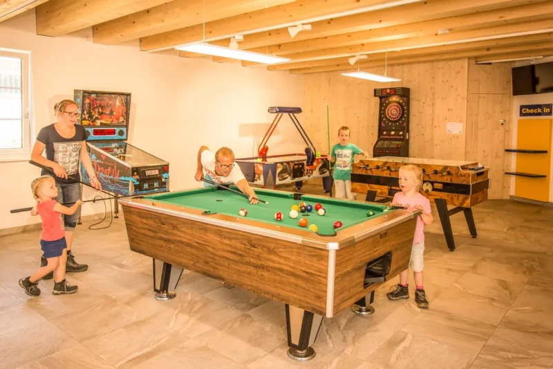 Recreatieruimte met pooltafel bij Landal Katschberg