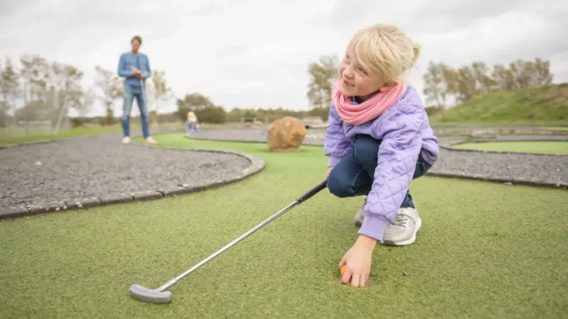 Samen minigolfen bij Landal Ebeltoft