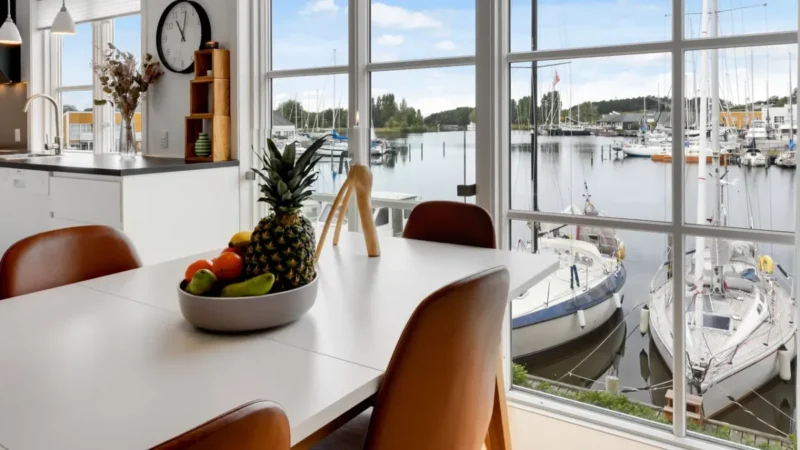Eethoek met uitzicht op het water bij Landal Ebeltoft
