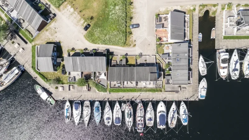 Woningen en boten in de haven van Landal Ebeltoft
