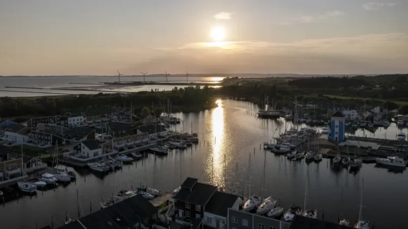 Zonsondergang bij de haven van Landal Ebeltoft