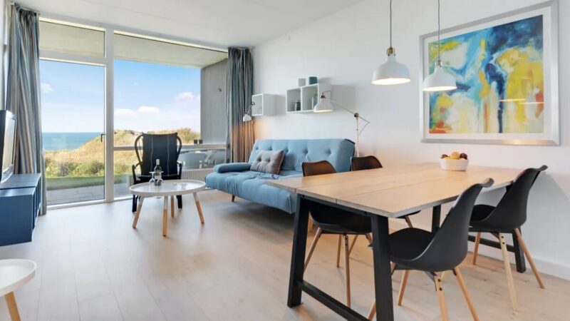 Keuken en zithoek van een appartement op Landal Fyrklit