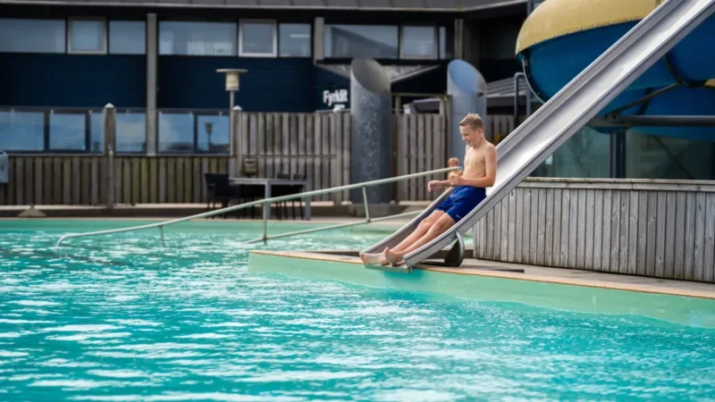 Glijbaan bij het zwembad van Landal Fyrklit