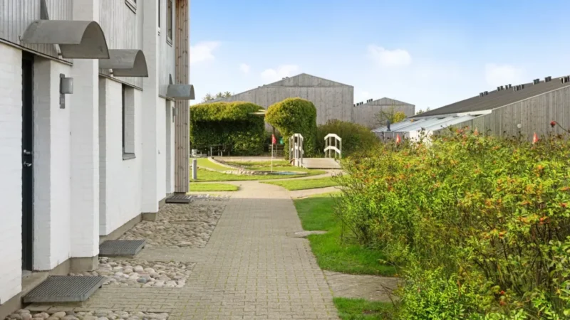Woningen en wandelpad op Landal Grønhøj Strand