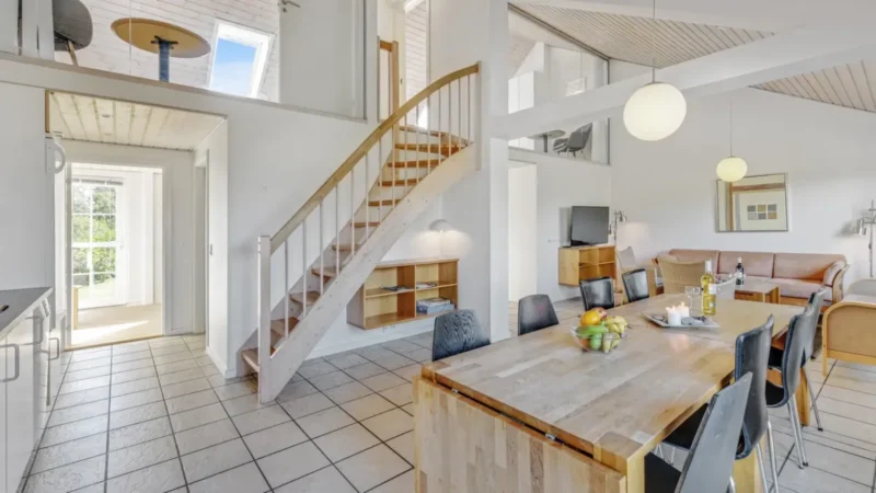 Woonkamer en eethoek van een vakantiehuis op Landal Seawest