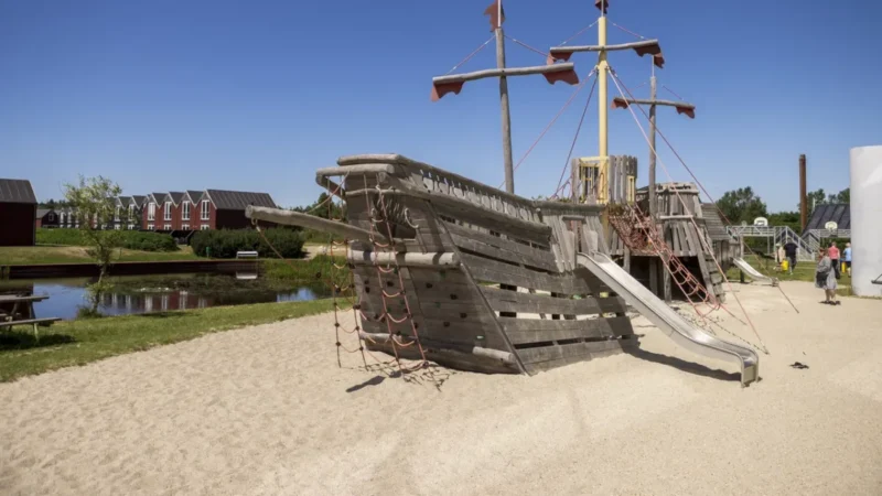 Speelschip in de buitenspeeltuin van Landal Seawest