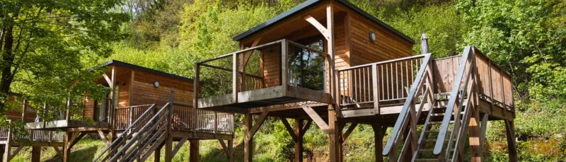 Boomhut met verhoogd terras bij Le Hameau de l'Ourthe