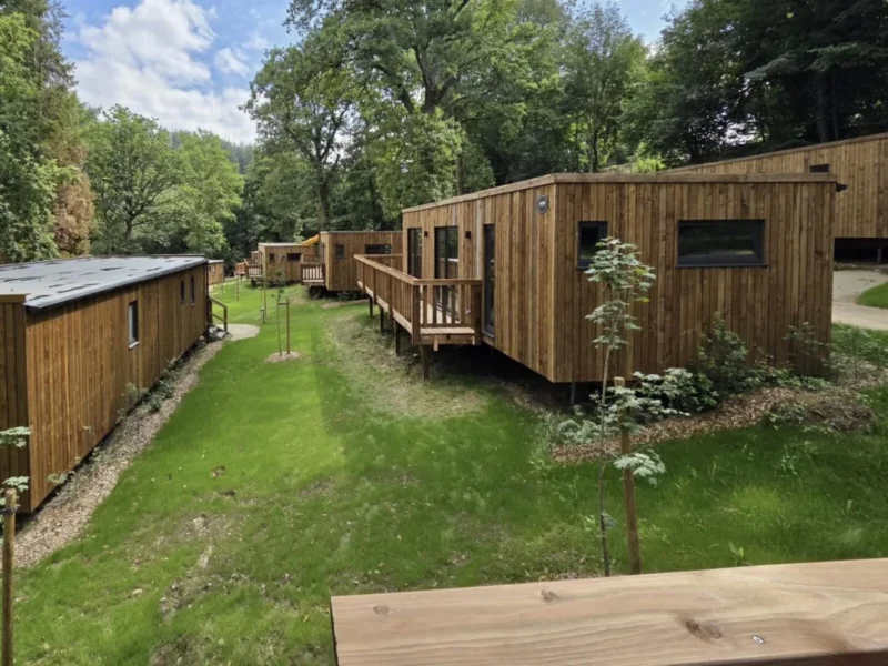 Rij met houten ecolodges bij Le Hameau de la Semois