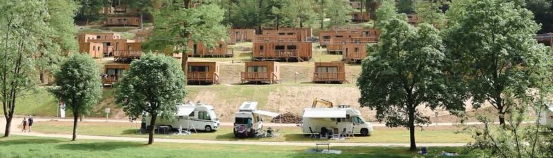 Camperplaatsen bij de lodges bij Le Hameau de la Semois