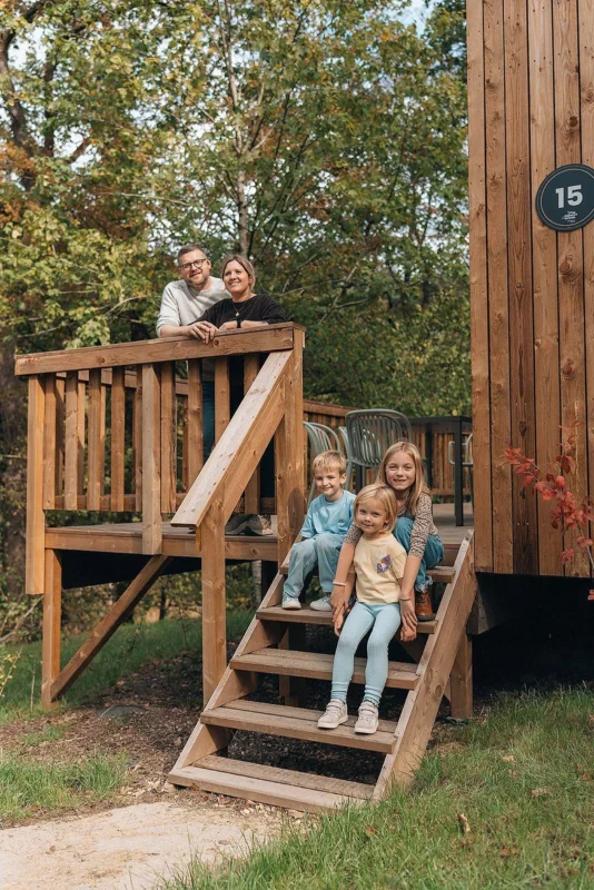 Houten terras van een verblijf bij Le Hameau de la Semois