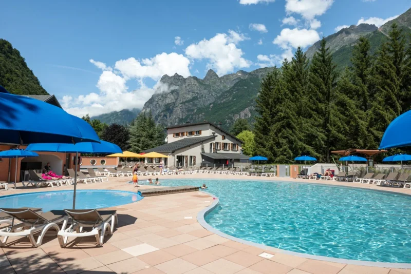 Buitenzwembad op de camping bij RCN Belledonne