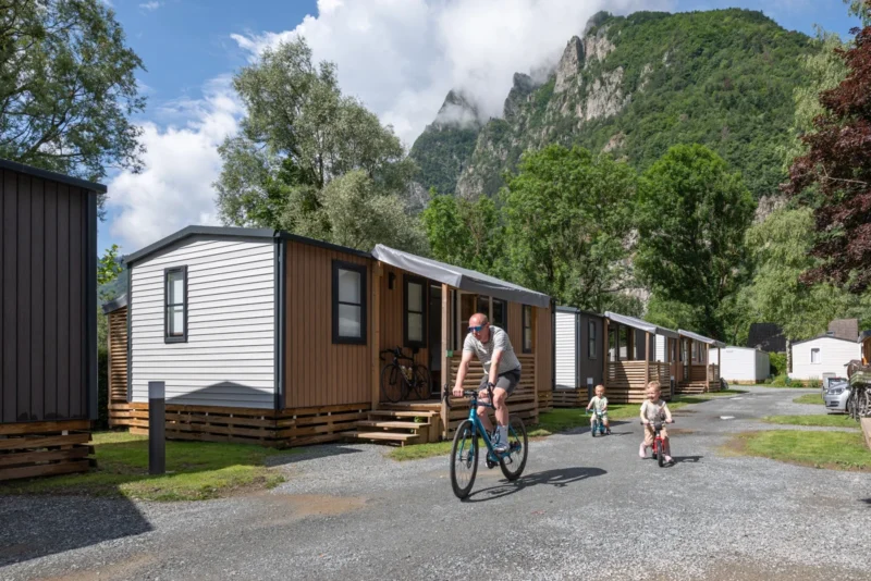 Fietsen langs de huuraccommodaties bij RCN Belledonne