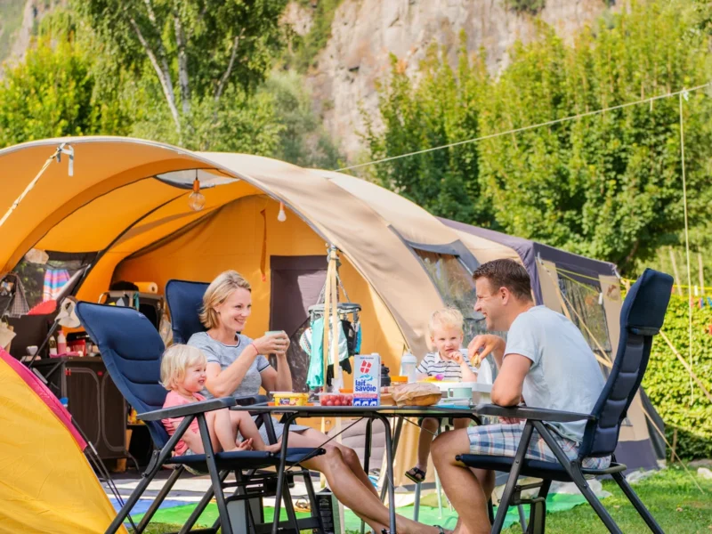 Kamperen in een tent tussen de bergen bij RCN Belledonne