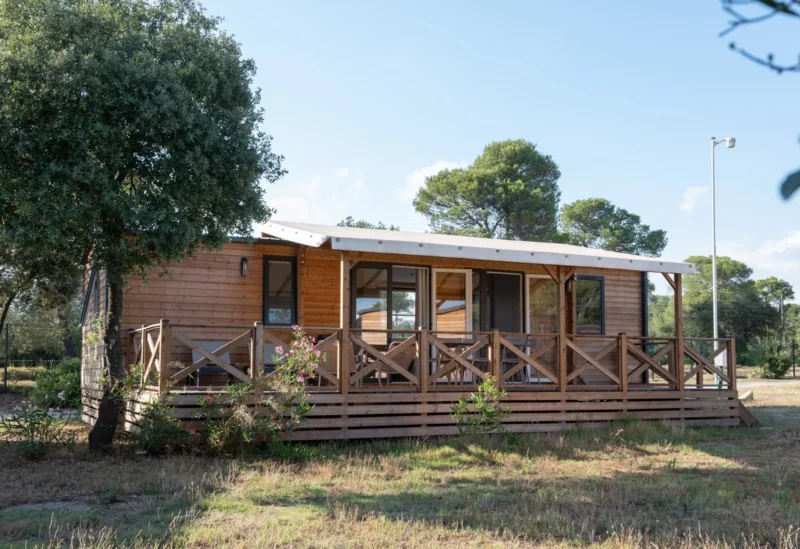 Houten huuraccommodatie met terras bij RCN Domaine de la Noguière