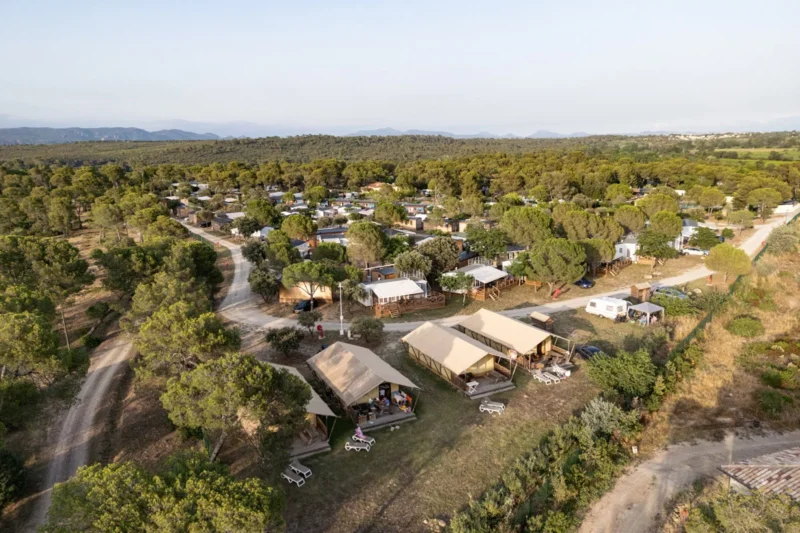 Overzicht van de camping tussen het groen bij RCN Domaine de la Noguière