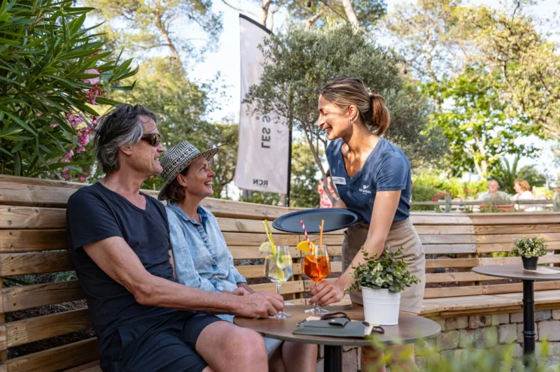 Drankje op het terras bij RCN Domaine de la Noguière