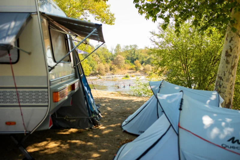 Kampeerplaats met caravan bij RCN la Bastide en Ardèche