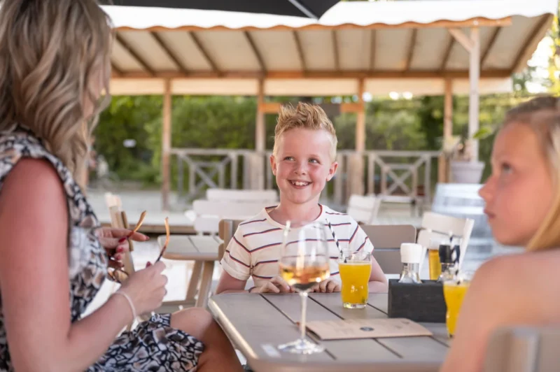 Eten op het terras bij RCN la Bastide en Ardèche
