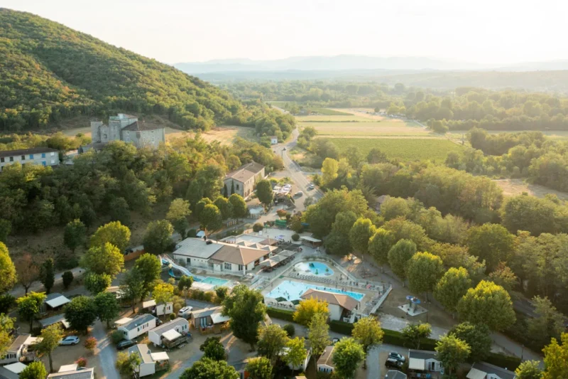 Camping met de heuvels van de Ardèche op de achtergrond bij RCN la Bastide en Ardèche