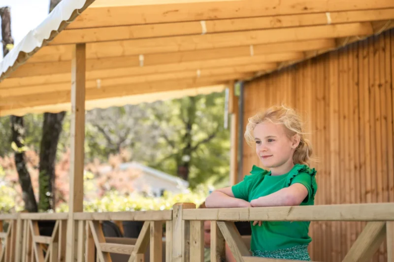 Terras van een houten huuraccommodatie bij RCN la Bastide en Ardèche