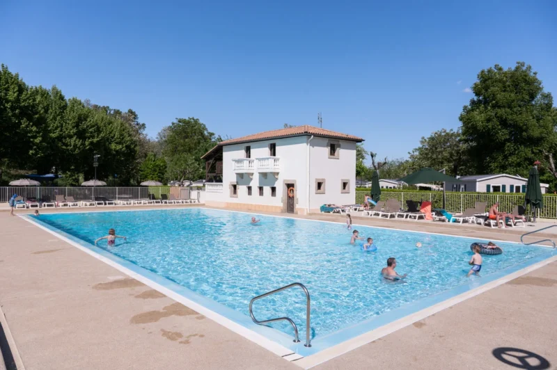 Verwarmd buitenzwembad bij RCN la Bastide en Ardèche