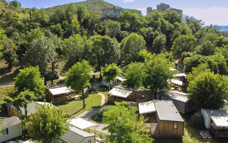 Overzicht van de camping aan de Ardèche bij RCN la Bastide en Ardèche