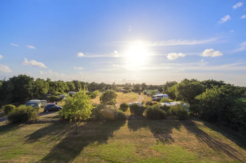 Avondlicht over de kampeerplaatsen bij RCN la Ferme du Latois