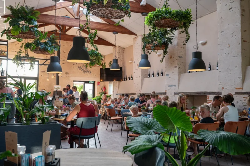 Bistro in de voormalige boerderij bij RCN la Ferme du Latois