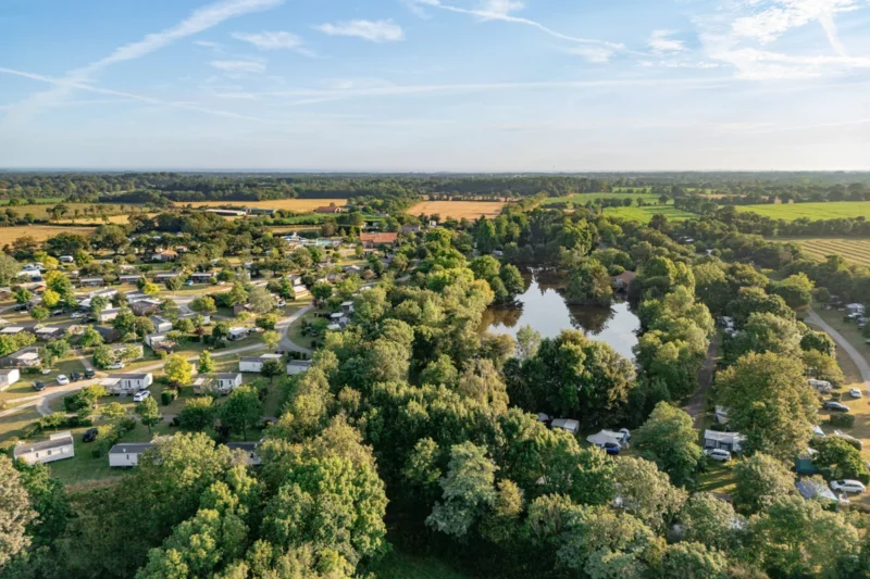 Overzicht van de camping en de vismeren bij RCN la Ferme du Latois