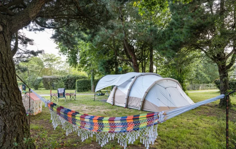 Tent met hangmat op een groene kampeerplaats bij RCN la Ferme du Latois