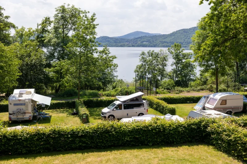 Kampeerplaatsen met uitzicht op het kratermeer bij RCN Laacher See