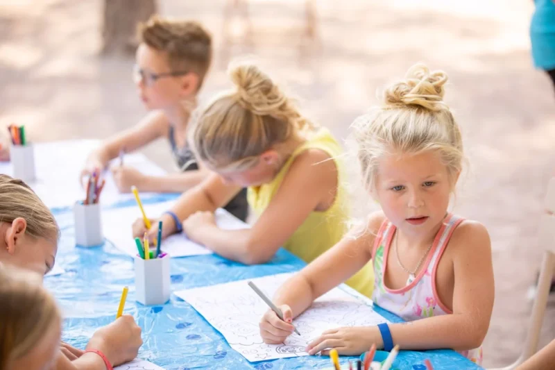 Knutselen tijdens kinderactiviteiten bij RCN Laacher See