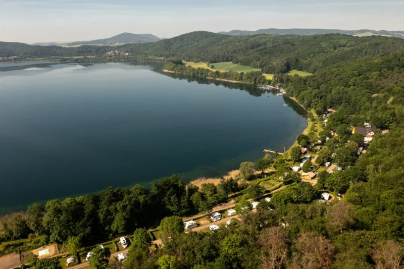 Ligging van de camping aan het kratermeer bij RCN Laacher See