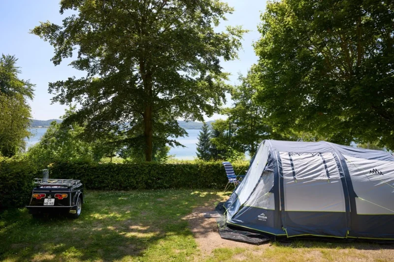Tent op een kampeerplaats aan het meer bij RCN Laacher See