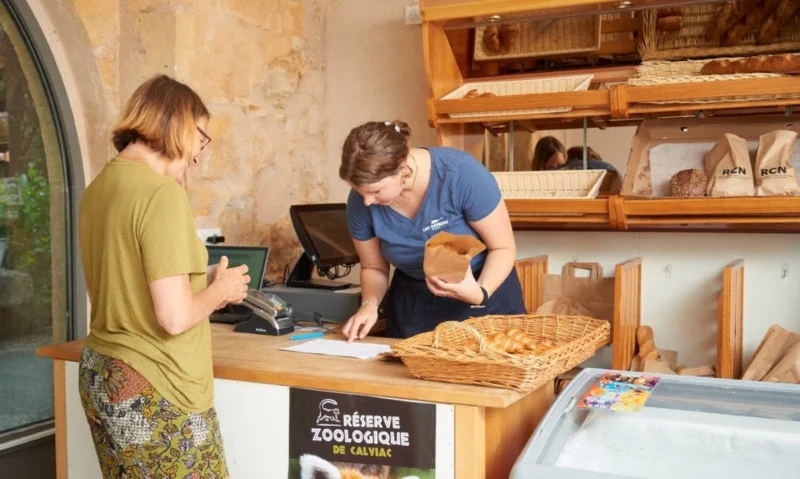 Brood halen in de campingwinkel bij RCN le Moulin de la Pique