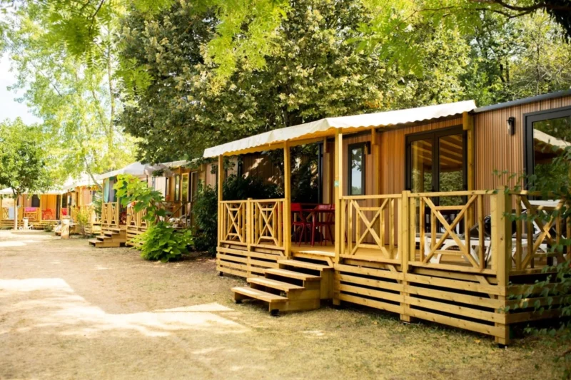 Houten huuraccommodaties tussen de bomen bij RCN le Moulin de la Pique