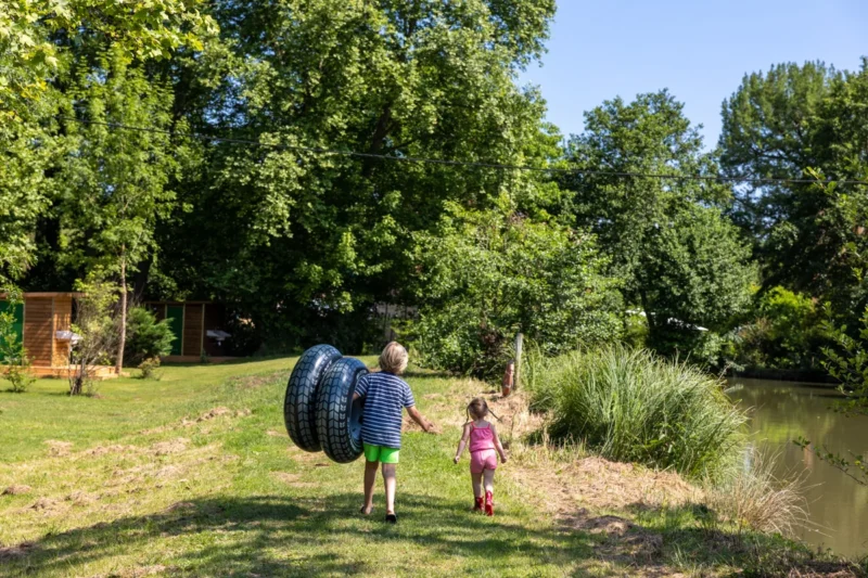 Vissen bij het meer op de camping bij RCN le Moulin de la Pique