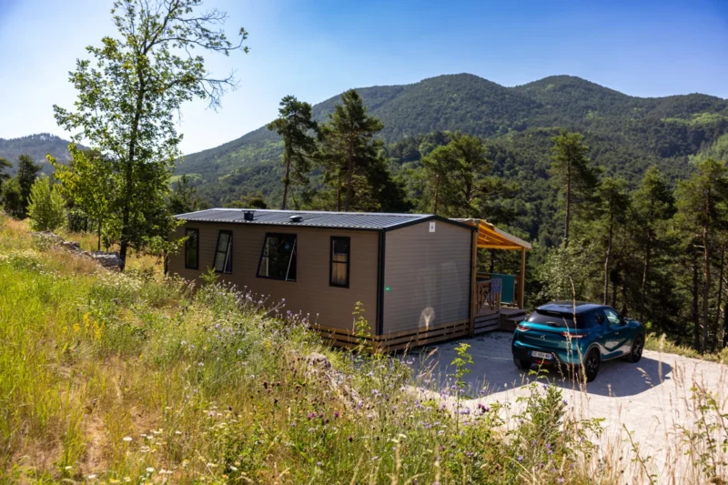 Mobil home op een terras tussen het groen bij RCN les Collines de Castellane