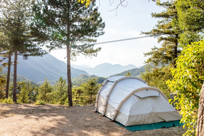 Kampeerplaats met uitzicht over het dal bij RCN les Collines de Castellane